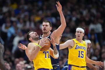 绝平+绝杀！湖人127-125力克掘金，看数据：他才是头号功臣！